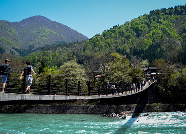 Tên của Shirakawago có nghĩa là làng của những dòng sông trắng