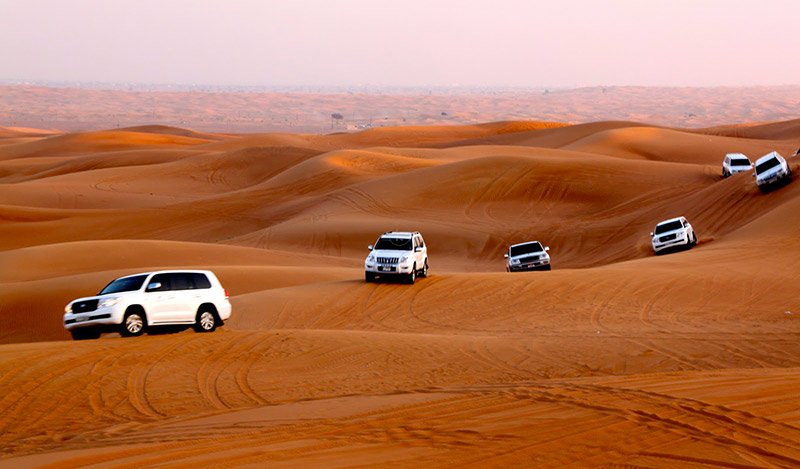 Đua xe trên sa mạc ở Dubai
