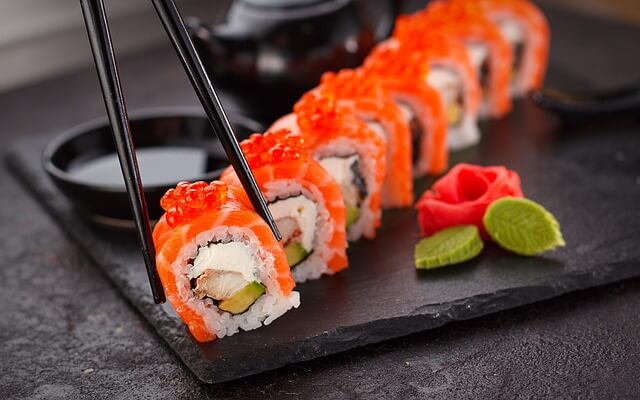 Bạn có thể dùng tay để thưởng thức hầu hết các món sushi nhưng nên dùng đũa khi ăn sushi cuộn