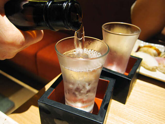 Khi du lịch Nhật Bản bạn nên thưởng thức sushi cùng rượu sake
