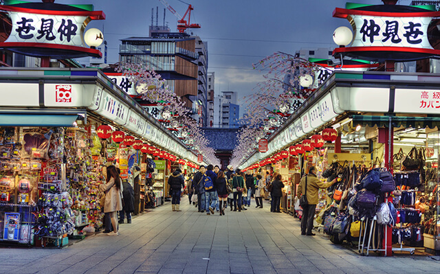 Khi du lịch Nhật Bản bạn sẽ được tha hồ mua sắm trên các con phố nhộn nhịp như này