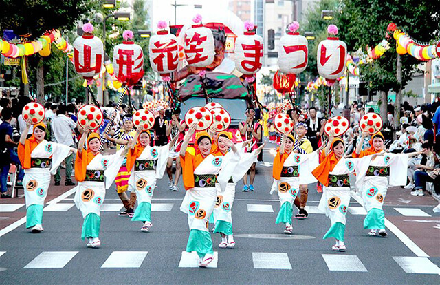 lễ hội múa Hanagasa Matsuri diễn ra từ ngày 5 đến ngày 7 tháng 8 hàng năm tại Yamagata Hanagasa Matsuri.