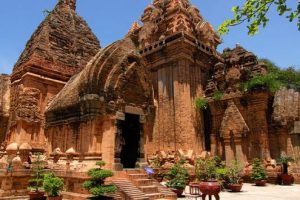 Du lịch Nha Trang ghé thăm tháp Bà Ponagar kiệt tác