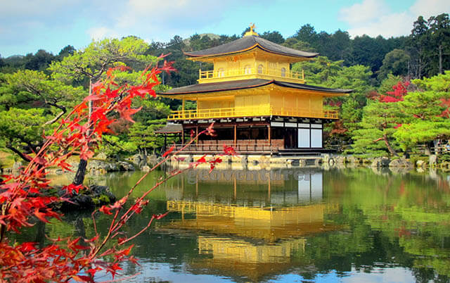 hầu hết các bộ phận của Kinkakuji đều được rát vàng, tạo nên vẻ nguy nga tráng lệ cho ngôi chùa