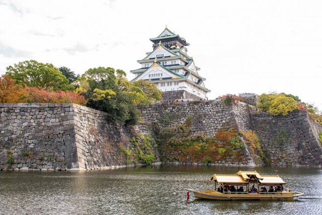 Lâu đài Osaka có hệ thống 13 cổng vào và tháp pháo hiên ngang bao quanh