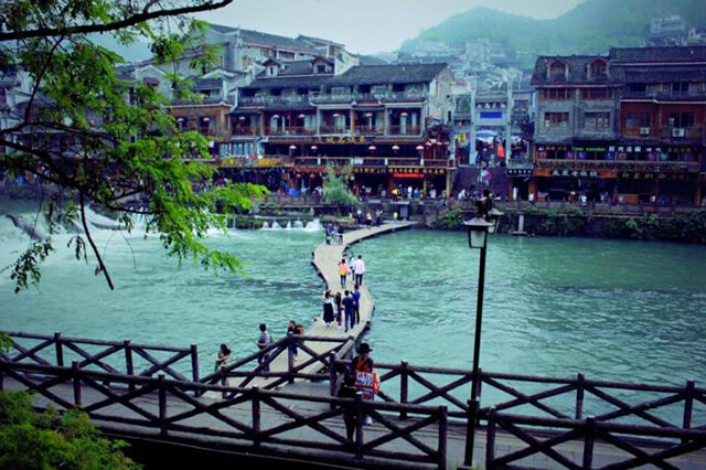 Dòng sông Đà Giang giống như một chiếc điều hòa khổng lồ cho Phượng Hoàng cổ trấn mùa hè