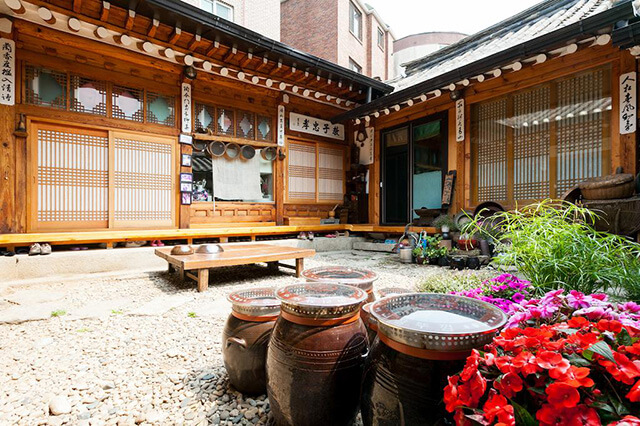 Du khách trong tour du lịch Hàn Quốc sẽ có được cảm giác thư thái khi bước vào không gian truyền thống của làng Hanok