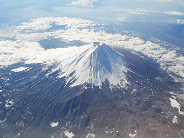 Núi Phú Sĩ trải dài trên một diện tích rộng 90,76 km2, nằm giữa 2 tỉnh Shizuoka và tỉnh Yamanashi.