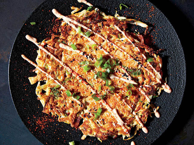 Khi du lịch Nhật Bản bạn còn có cơ hội tự tay trộn và nướng những chiếc bánh Okonomiyaki