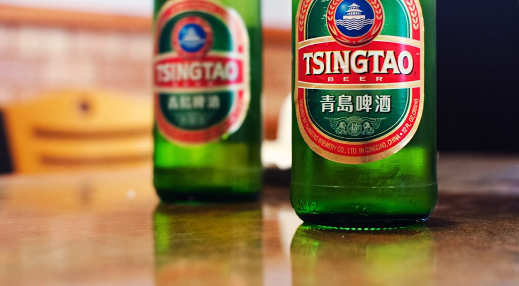Bia Tsingtao rất dễ uống và không bị đắng nên bạn nhớ thử nếu đi tour phượng hoàng cổ trấn giá rẻ nhé