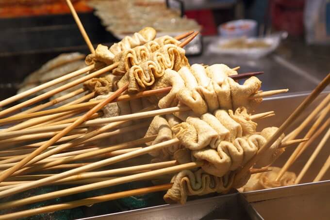 Trong tour du lịch Hàn Quốc bạn rất dễ bắt gặp các quán ăn có bày bán món Odeng nóng hổi