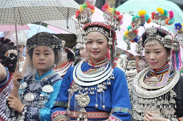 Bạn nên tham khảo ý kiến của các hướng dẫn viên du lịch nếu muốn đi thăm các làng của người Miêu tại Phượng Hoàng trấn cổ