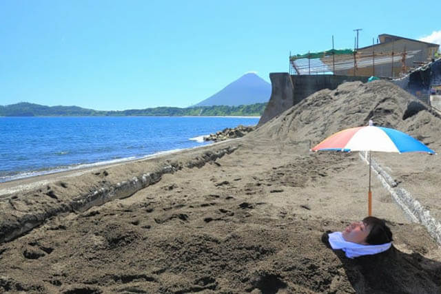 Trong tour Nhật Bản bạn có thể đến tỉnh Oito, miền Nam Nhật Bản để được tắm cát núi lửa