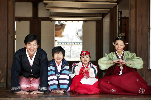 Trong các dịp lễ tết người Hàn sẽ mặc trang phục truyền thống, thể hiện sự tôn kính, biết ơn với bề trên bằng cách quỳ lạy.