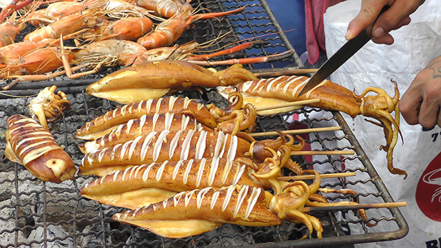 Saphan Lueng là khu ẩm thực sầm uất được người Thái và cả khách du lịch yêu thích vô cùng