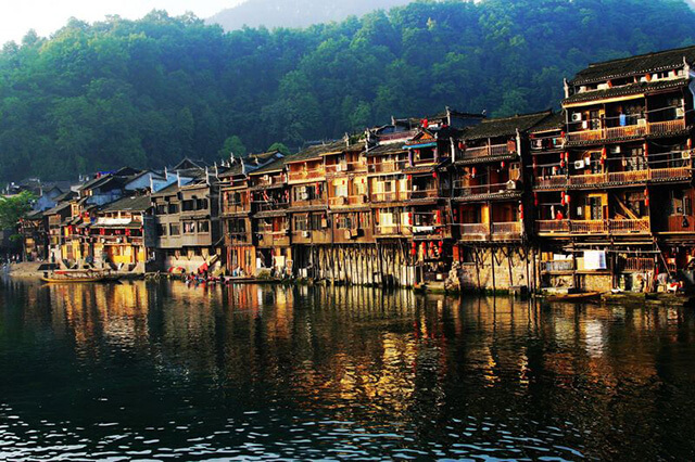 Tham quan các trấn cổ là một trong những trải nghiệm độc đáo trong tour du lịch Trung Quốc