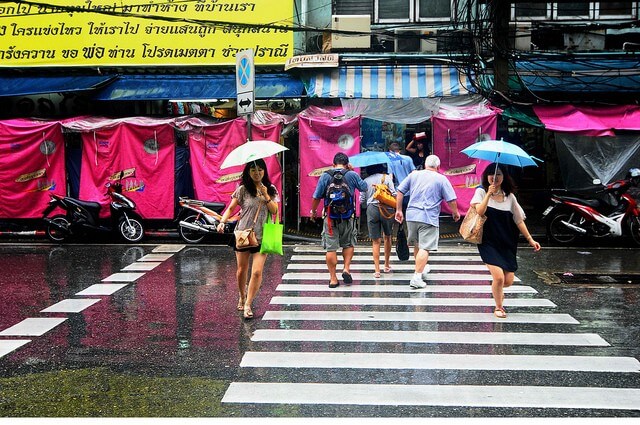 du lịch Thái Lan vào mùa mưa thì bạn cần thường xuyên theo dõi các bản tin dự báo thời tiết, đồng thời luôn chuẩn bị cho mình một chiếc ô