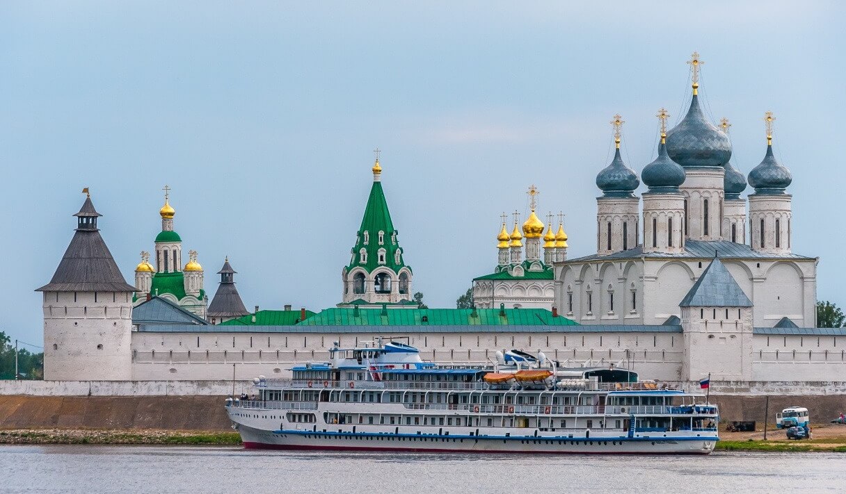 Du thuyền trên sông Volga 