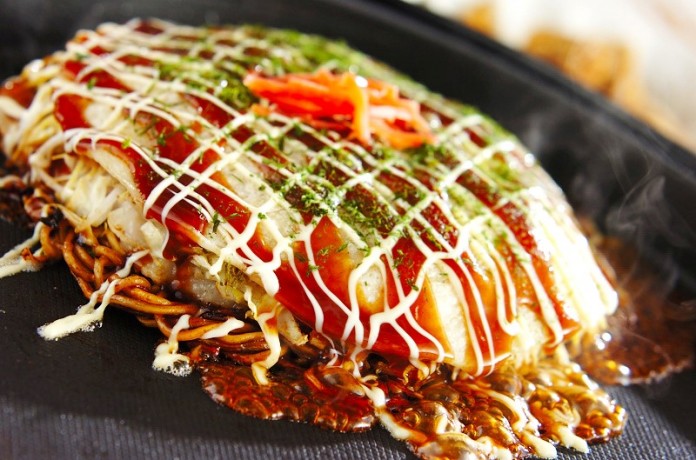 Bánh xèo Okonomiyaki ở Osaka, Nhật Bản