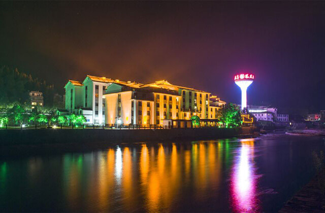 Khách sạn Fenghuang Garden nằm bên cạnh sông Đà Giang mộng mơ
