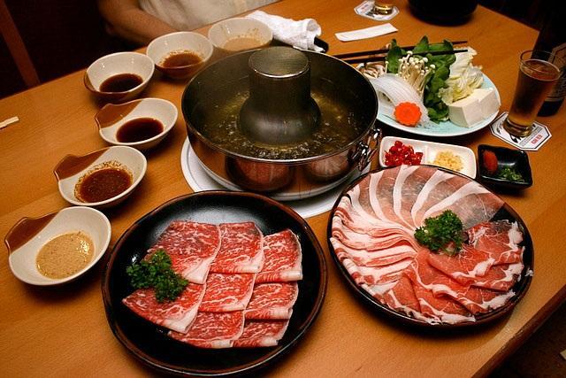 Lẩu shabu shabu với thịt bò Kobe