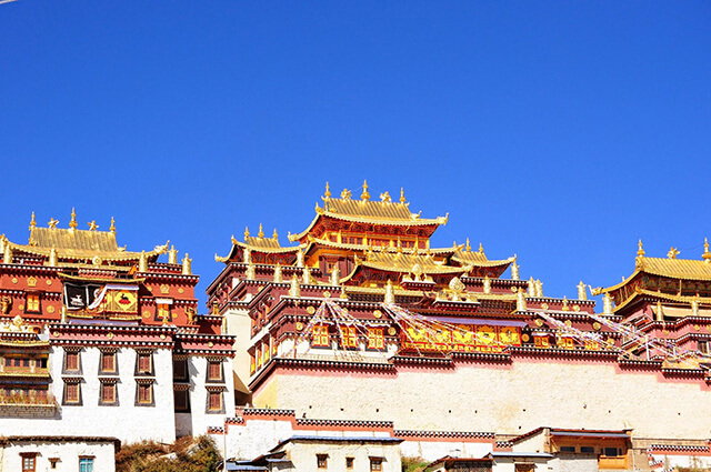 Những mái nhọn rát vàng sáng rực của tu viện Shongzalin là một trong những điểm thu hút du khách trong tour Lệ Giang Shangrila