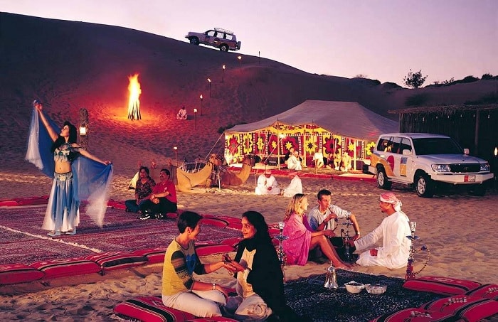 bữa tối BBQ trong trại sa mạc