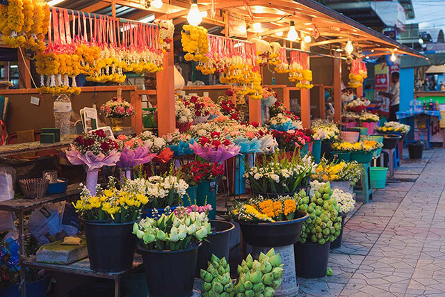 Đến với chợ hoa Pak Klong Talad du khách trong tour Thái Lan không chỉ thỏa thích ngắm và mua hoa mà còn được tân hưởng không gian thư thái, thoải mái