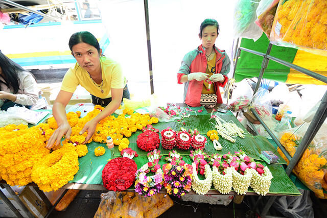 Có nhiều sạp hàng tại chợ Park Klong Talad bán các vòng hoa dâng Phật