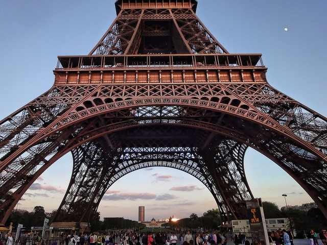 Bạn biết gì về tháp Eiffel nổi tiếng du lịch Pháp chưa?