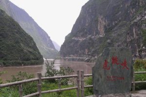 Khe Hổ Khiêu (Hổ Nhảy) – Hẻm núi đẹp trong tour Shangrila