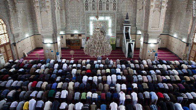 Trong tour du lịch Dubai bạn sẽ rất dễ bắt gặp hình ảnh những tín đồ Hồi Giáo đang hành lễ