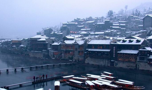 Mùa đông đến cả trấn Phượng Hoàng được bao phủ bởi tuyết
