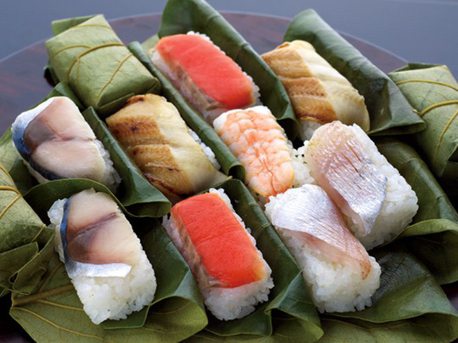 sushi cuộn lá hồng Nhật Bản