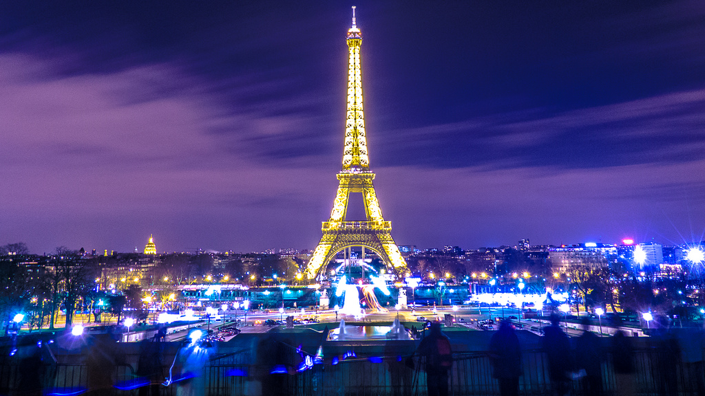 tháp Eiffel nổi bật trên đường phố Paris 