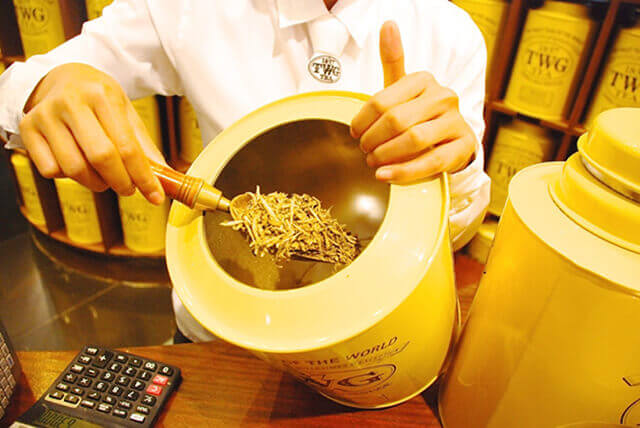 Món trà mạ vàng ở Dubai được chế biến hết sức cầu kì và phức tạp