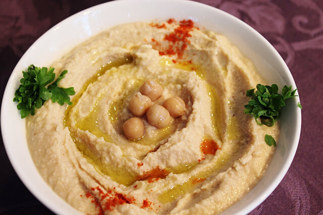 Sốt Hummus thường dùng để ăn kèm với bánh khubz