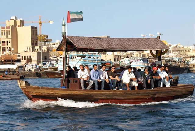 Chiêm ngưỡng lạch Dubai trên những con thuyền gỗ là trải nghiệm cực kì ấn tượng trong tour du lịch Dubai