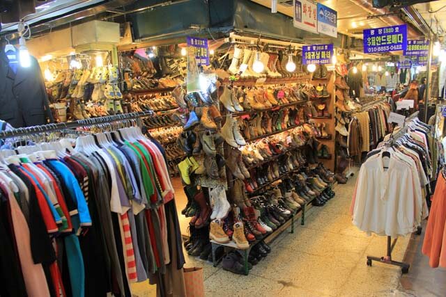 Tầng 2 của chợ Gwangjang là nơi bày bán quần áo, giày dép, vải vóc, trang phục truyền thống