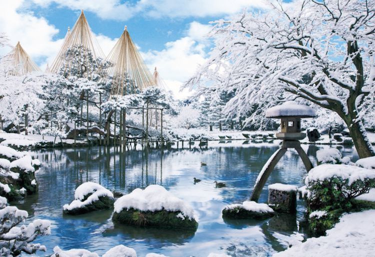 ào mùa đông, khu vườn Kenrokuen hấp dẫn khách du lịch bởi khung cảnh tuyết trắng bao phủ
