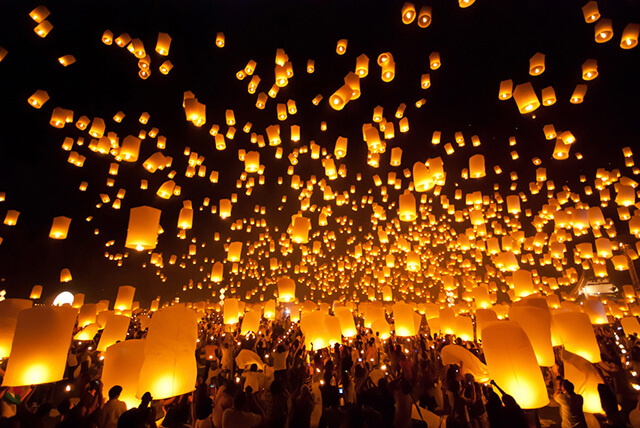 Ở Chiang Mai bên cạnh hoạt động thả đèn hoa đăng thì trong lễ hội Loy Krathong người ta còn tổ chức thả đèn trời quy mô lớn