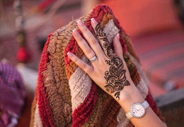 Du khách đi du lịch Dubai nên thử xăm các hình Henna lên tay hoặc chân