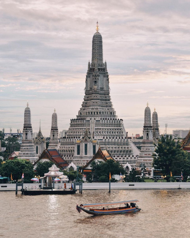 Từ đỉnh tháp, bạn có thể nhìn thấy toàn cảnh sông Chao Phraya, cung điện Hoàng gia và đền Wat Pho. 