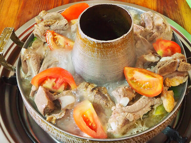 Lẩu sườn là món ăn mà du khách có thể dễ dàng tìm thấy trong các nhà hàng ở Lệ Giang