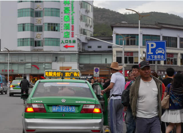 Không nghe theo lời dụ dỗ của người lạ tại bến xe, trạm dừng xe buýt trong tour du lịch Trung Quốc
