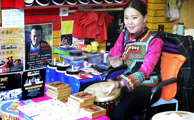 Không gian tại Lệ Giang ngập tràn âm nhạc từ những cửa hàng bán băng đĩa của người dân địa phương