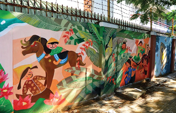 Ngập tràn sắc màu tuổi thơ trên phố bích họa mới của Đà Nẵng.