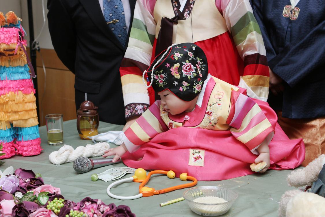 Nghi lễ dự đoán tương lai trong tiệc đầy 1 tuổi của trẻ em Hàn Quốc