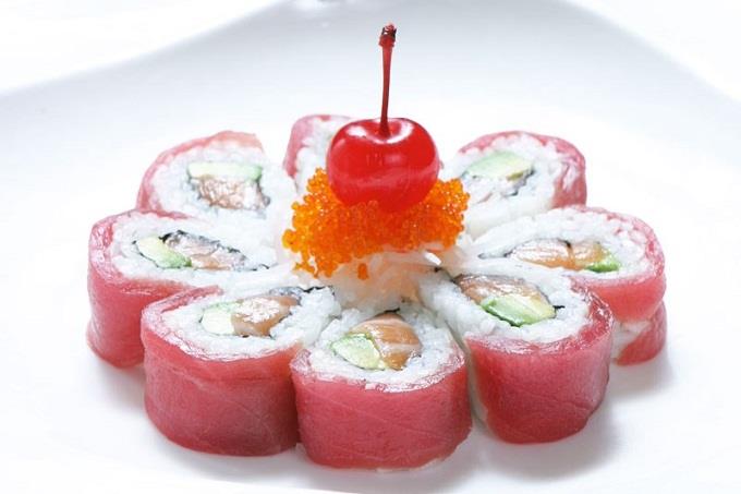 Sushi từ hoa anh đào Nhật Bản