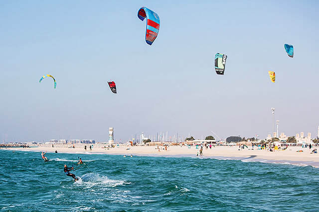 Rất nhiều môn thể thao dưới nước thú vị tại Kite Beach đang chờ đón du khách trong tour Dubai đến khám phá 